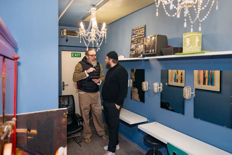 Remo Gygax et Marcel Hügel se tiennent dans les coulisses et discutent.