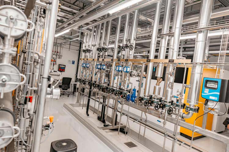 De l’eau chaude coule dans les tuyaux bleus : vue dans l’un des nombreux locaux techniques au sous-sol de la Anna-Seiler-Haus.