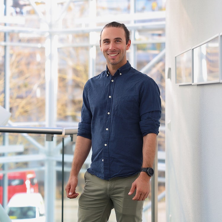 Michael Sigel regarde droit vers la caméra.