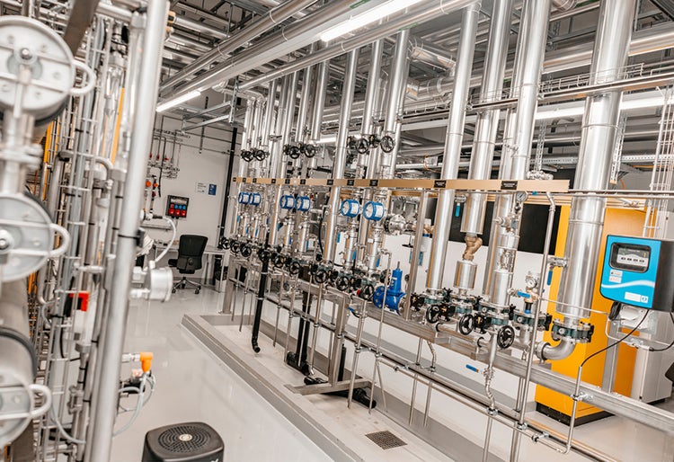 De l’eau chaude coule dans les tuyaux bleus : vue dans l’un des nombreux locaux techniques au sous-sol de la Anna-Seiler-Haus.