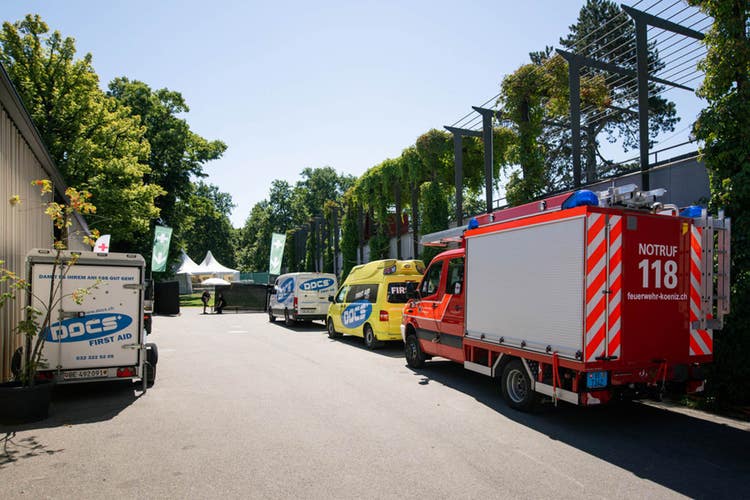 Véhicule de pompiers et véhicules d’intervention sanitaire sur le site du festival du Gurten.