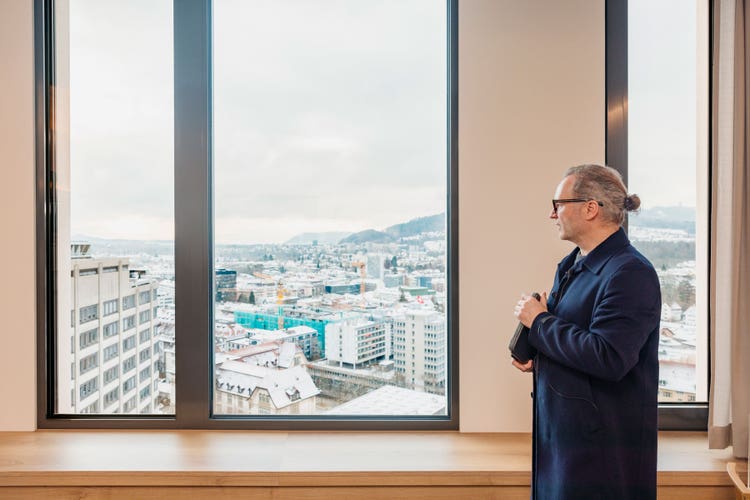L’expert en estimations Roger Kurt se tient devant la fenêtre d’une chambre de soins de la Anna-Seiler-Haus et contemple la vue sur Berne.