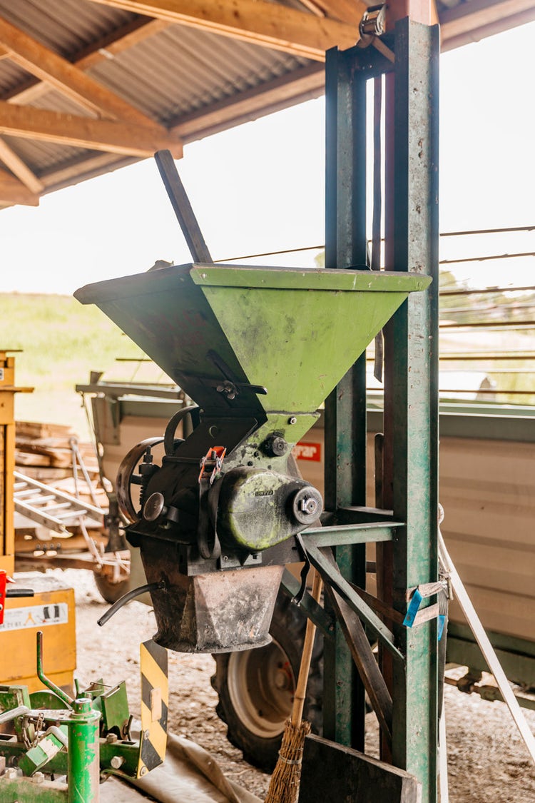 Une ancienne presse d’avoine dans la ferme de Michael Kipfer.