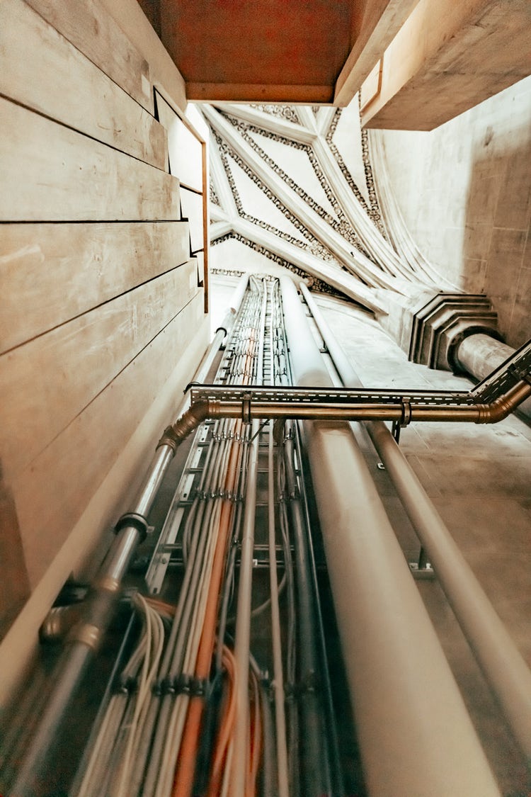 Des colonnes montantes sont installées dans l’étroite tour afin d’éteindre rapidement les incendies.