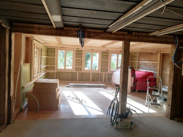 Le rez-de-chaussée de la ferme. Tous les murs extérieurs ont été entièrement reconstruits et isolés. On voit le pare-vapeur et la grille d’installation.