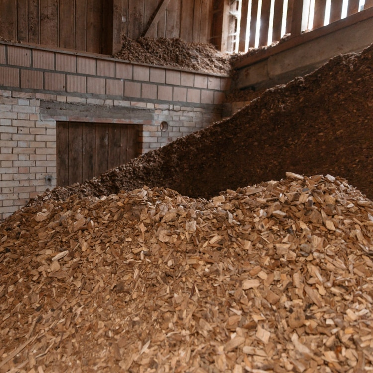 Un tas de copeaux de bois dans un entrepôt.