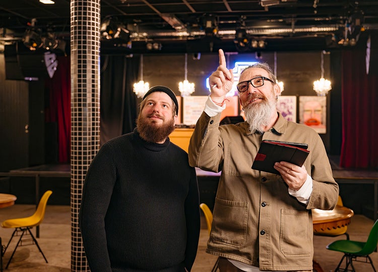 Dans le club Sous Soul, Marcel Hügel et Remo Gygax inspectent le plafond.